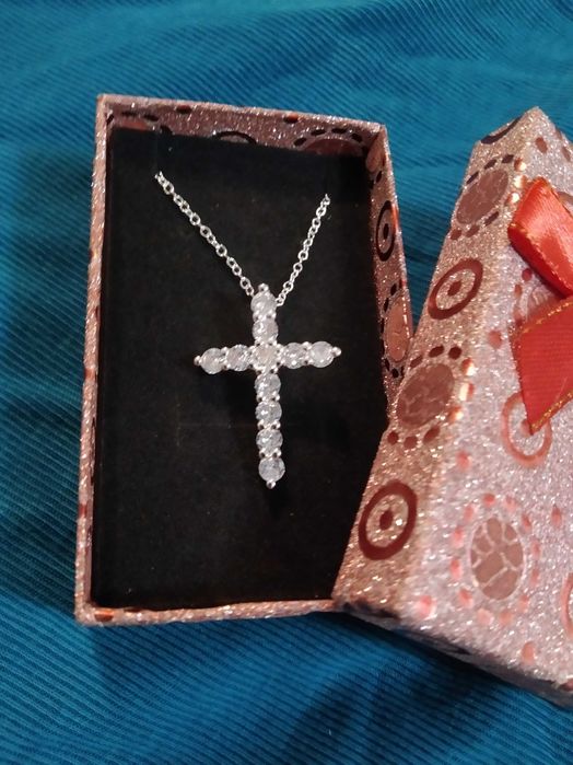 Нов, сребърен синджир с масивен кръст. В кутия.