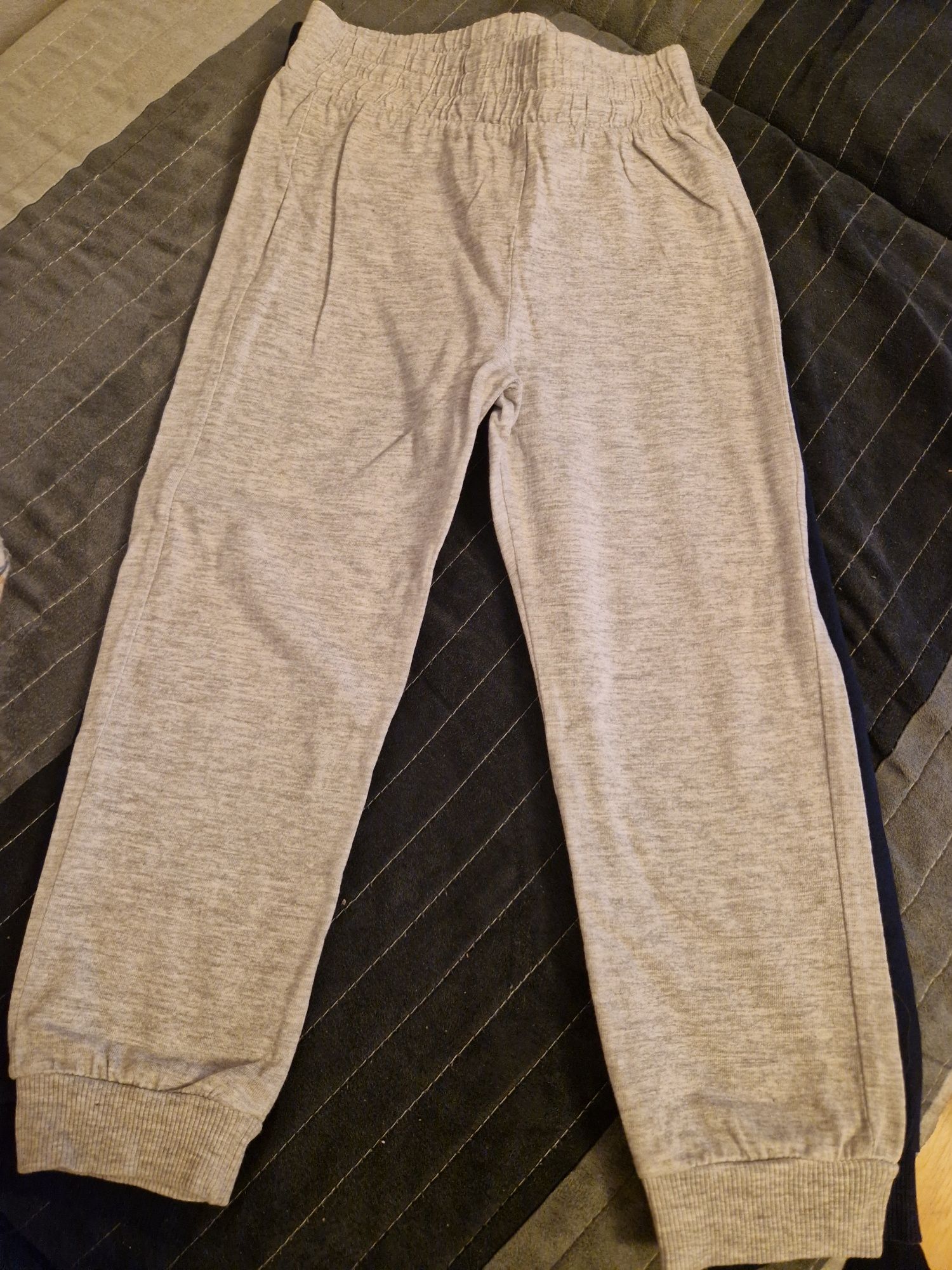 Vând set pantaloni H&M
