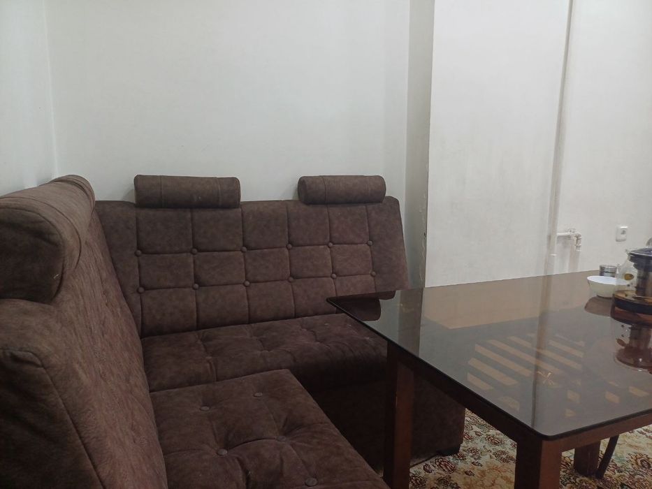 Диван уголок для дома, и стеклянный стол