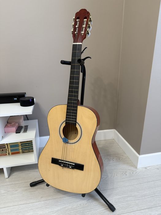 Классическая гитара три четверти со стойкой и мягким чехлом