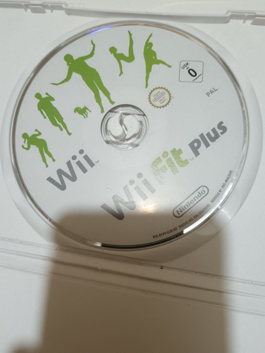 Vând Wii plus 2 sidiuri just dance și Wii sport cu bateri funcționabil