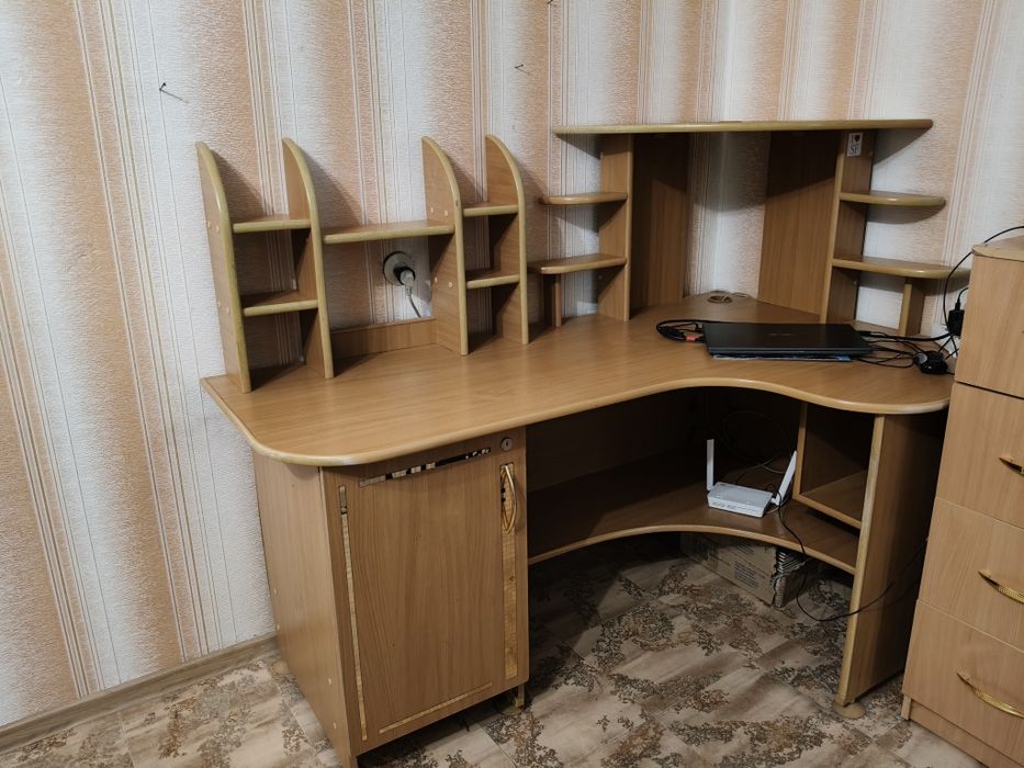 Продам угловой Стол