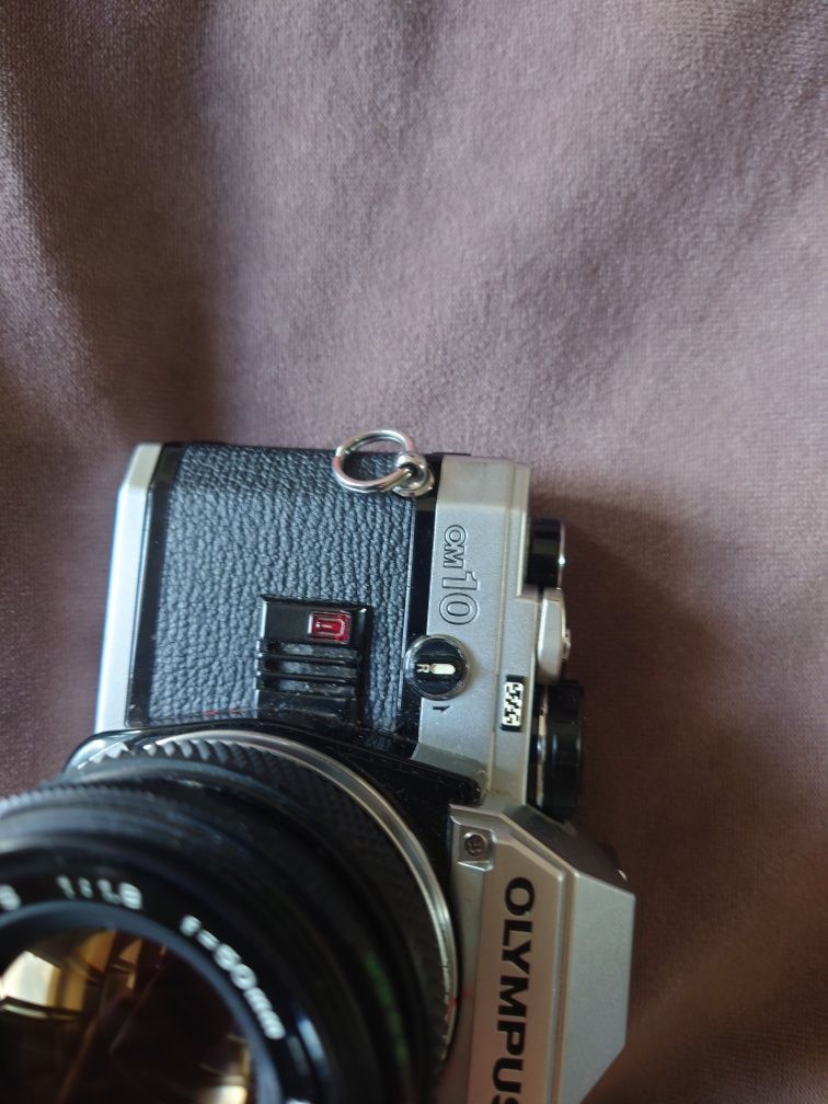 SLR Olympus OM10 cu obiectiv 50mm