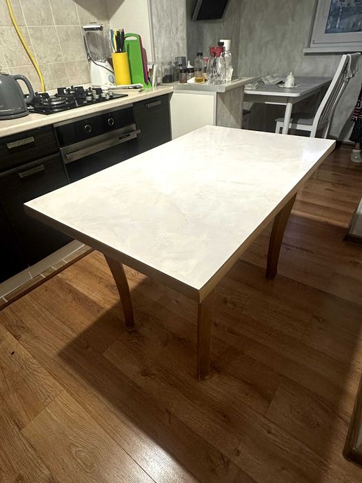 Кухонный стол без стульев