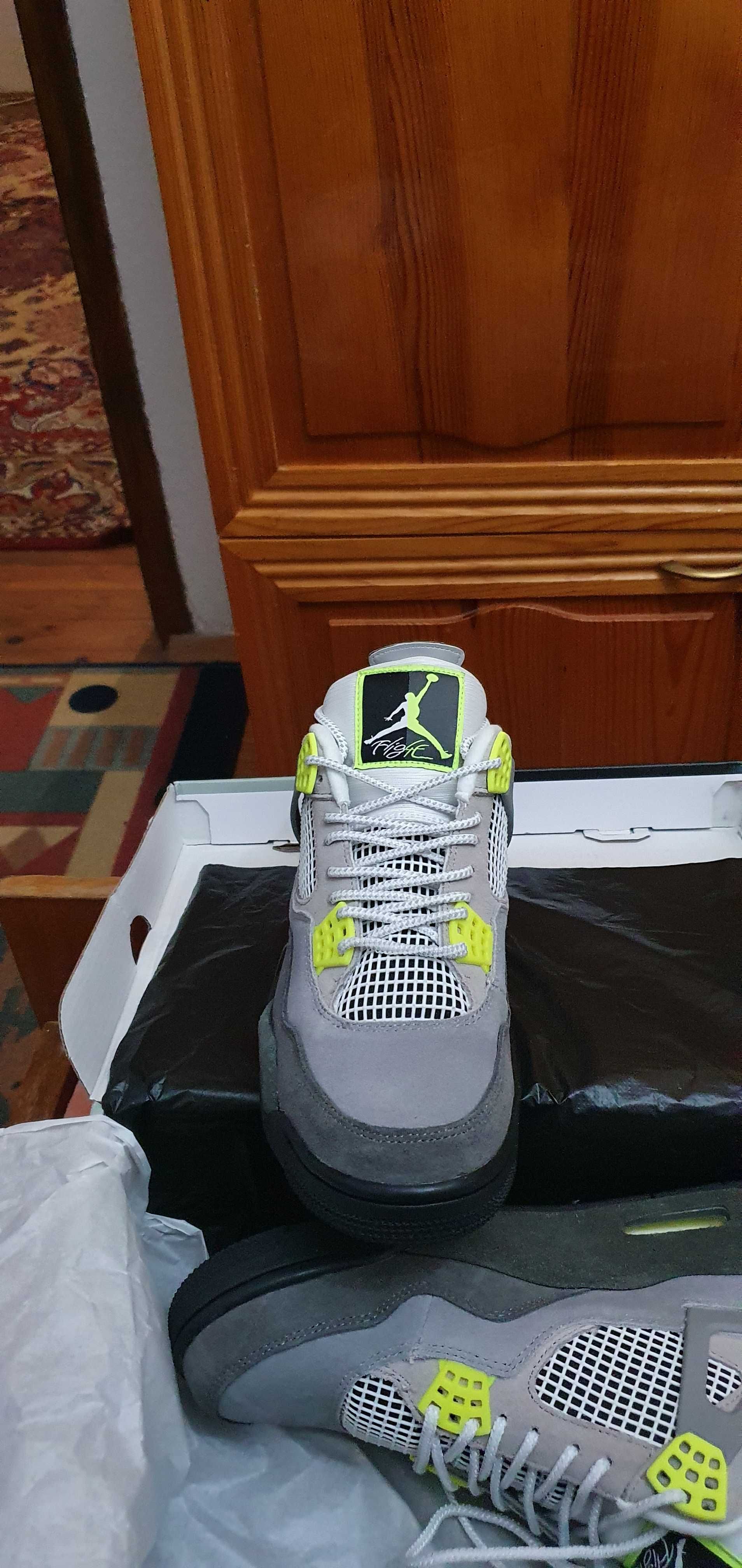 Air Jordan 4 Retro neon grey volt-wolf grey