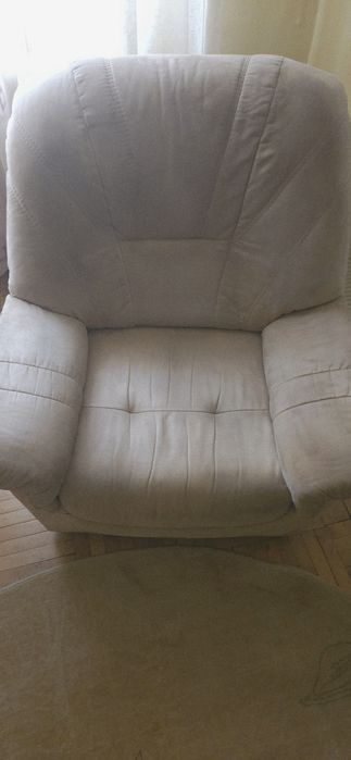 Set canapea extensibilă 3 locuri + 2 fotolii , piele întoarsă bej .