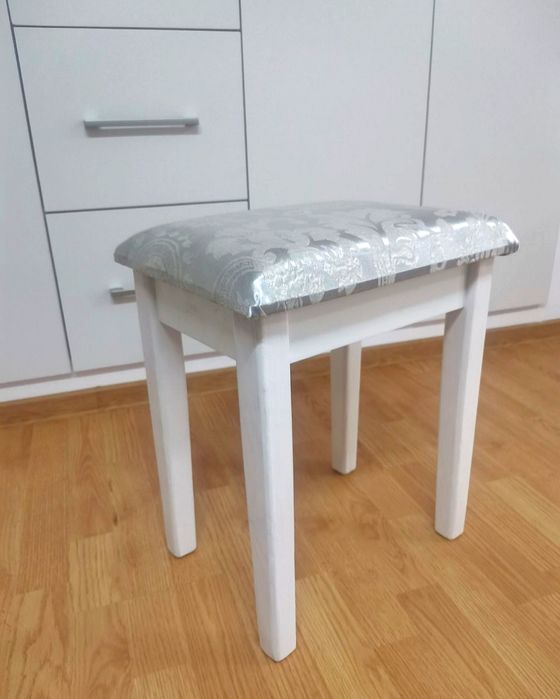 Taburet lemn masiv cu tapițerie
