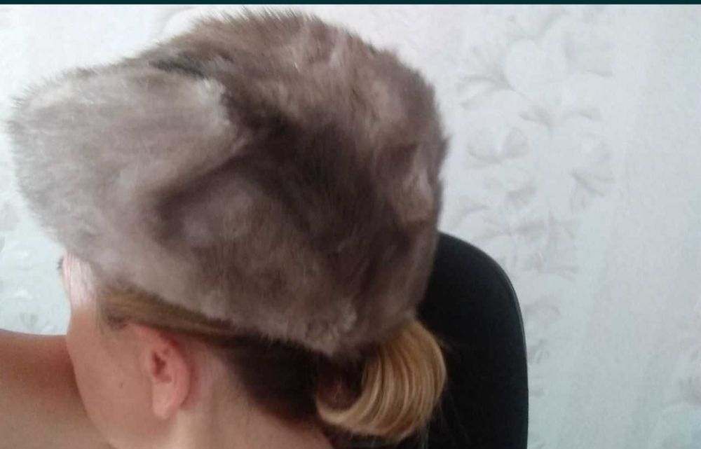 Женский песцовый головной убор и простой, мужская норковая шапка
