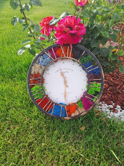 Ceas decorat licheni