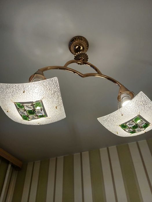 Люстра двухрожковая.