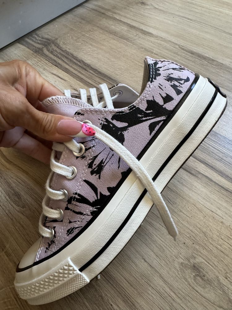 Оригинални шикозни цветни кецове Converse ! 37,5 н