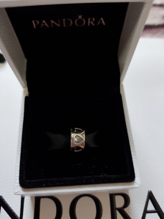 Ornament PANDORA "Rând de inimi"