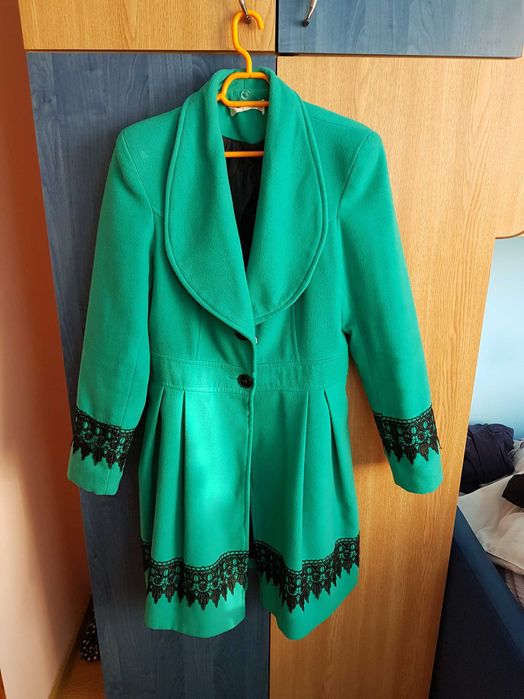 Palton damă verde cu dantela neagra , marime 40/42 , ca nou