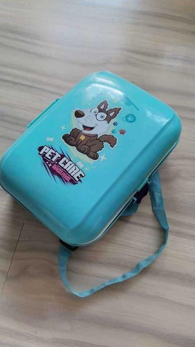 различни ранички с играчки