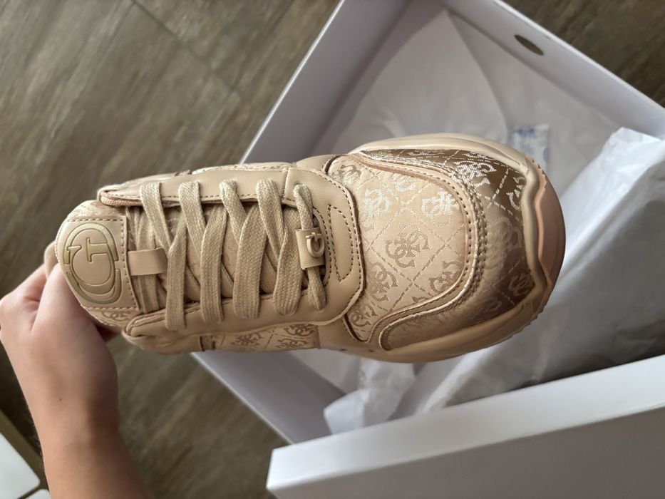 Сникърси guess в бежово