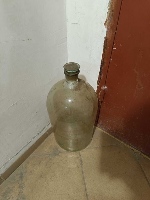 Стара дамаджана със стъклена тапа