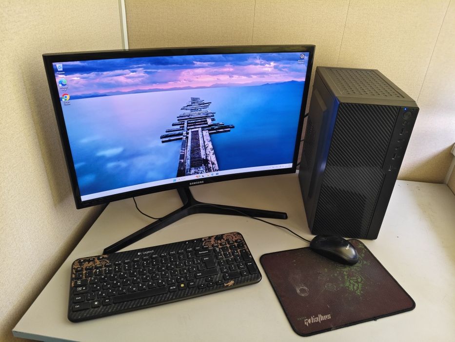 Core i5 7400, DDR4 16gb, SSD 256, HDD 500, RX550 4gb.