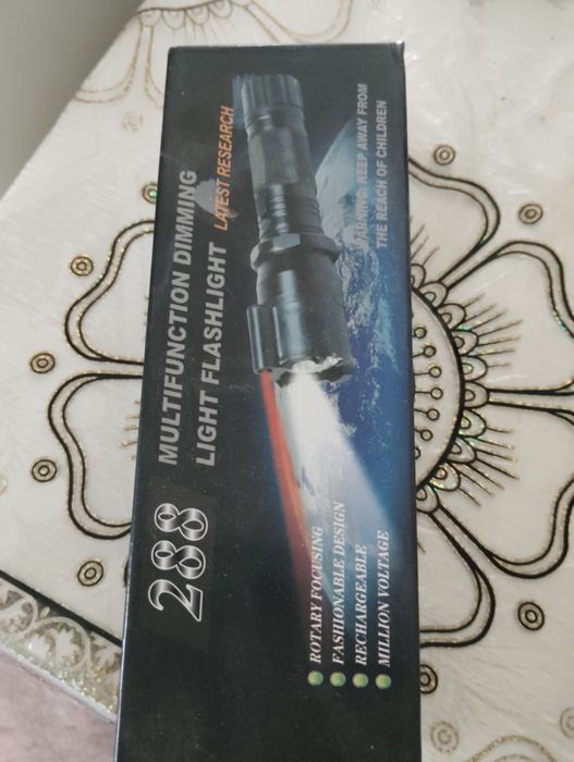 Lanternă cu electroșocuri NOU