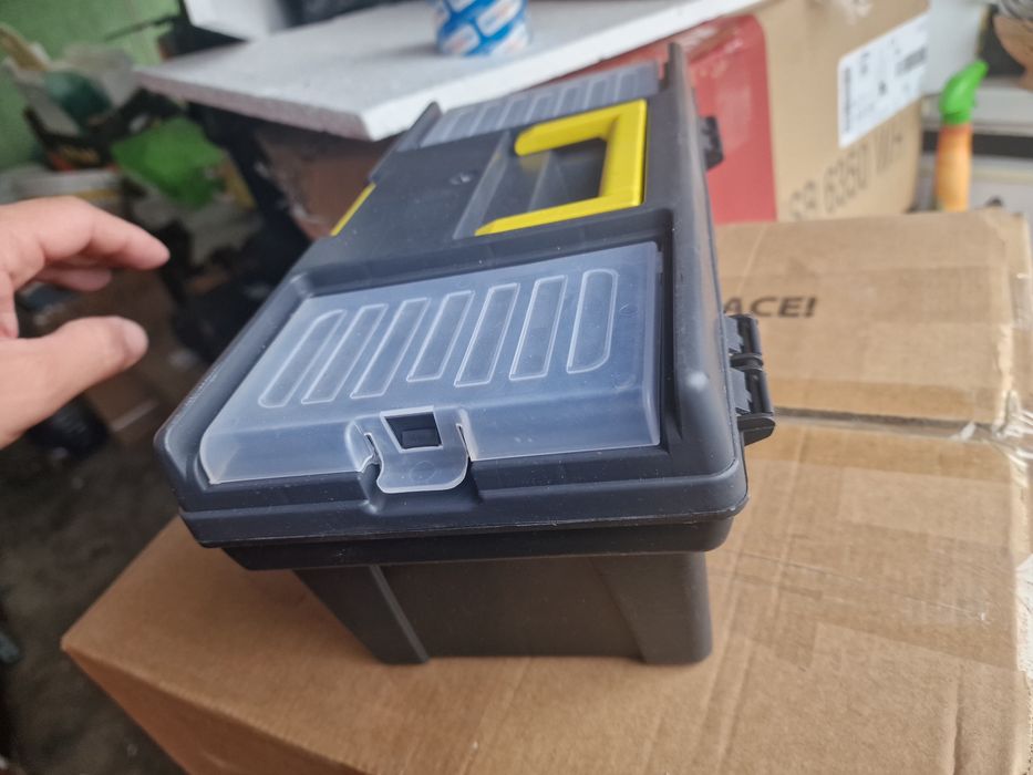 Cutie scule mecanica, spatii depozitare , raft interior.

Dimensiune: