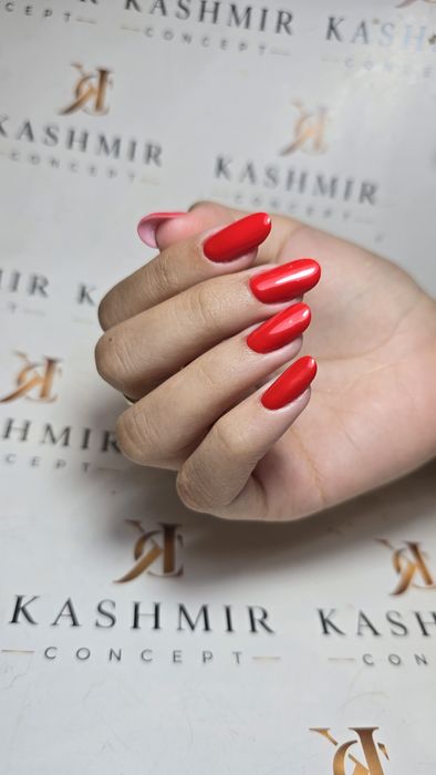 Buna,sunt manichiurista de 9 și îmi iubesc meseria.