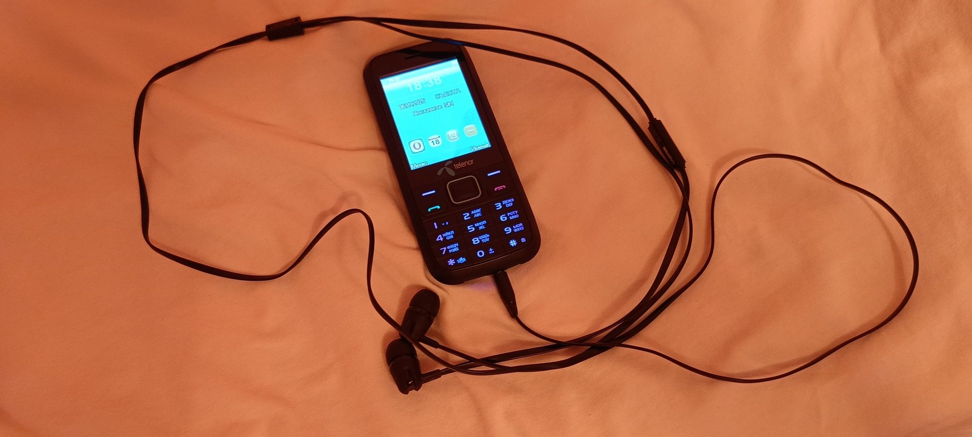 Телефон Telenor с слушалки и зарядно