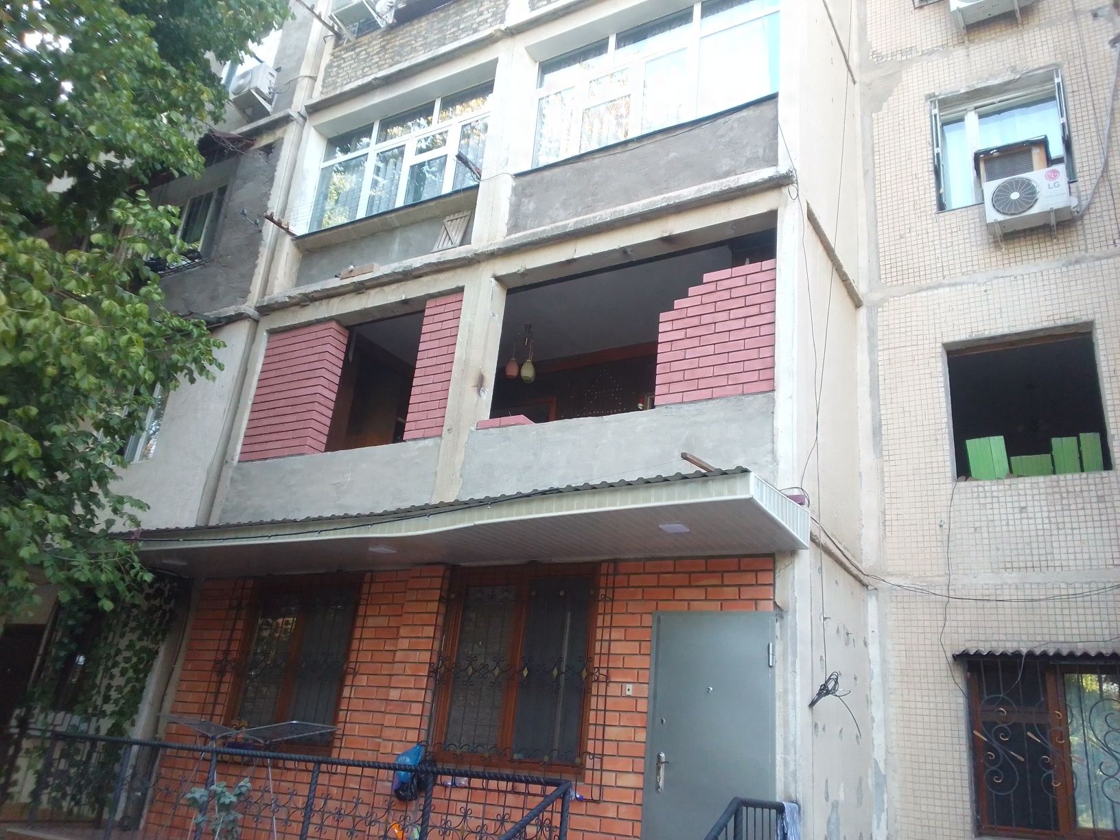 Кладка кирпича аблецовка и прастой  балкона и забор