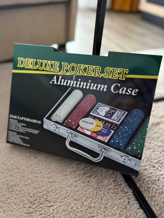 Joc de societate Poker cu 200 jetoane, 2 seturi cărți, valiză aluminiu