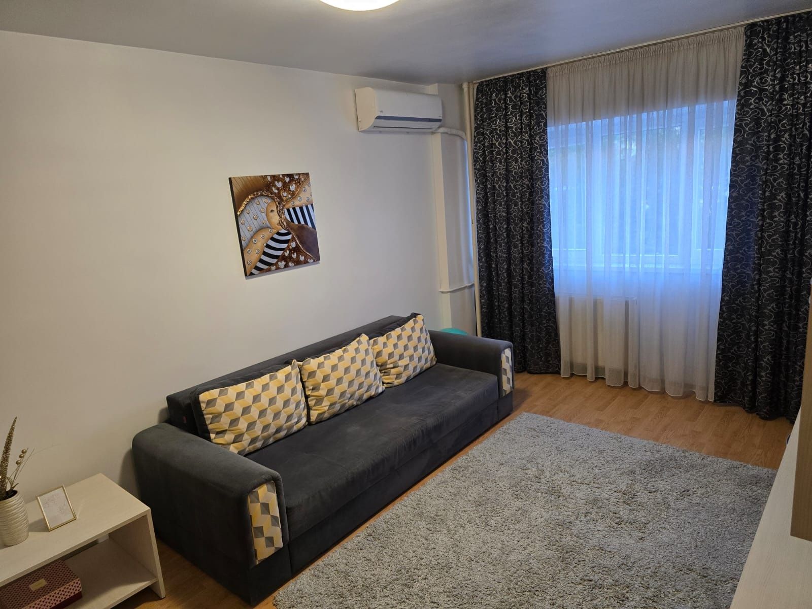 Proprietar, închiriez apartament 2 camere Apărători + loc parcare