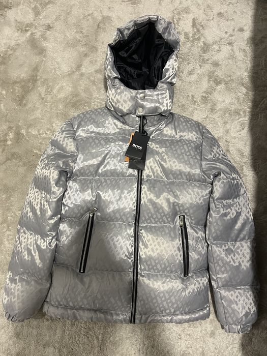 Geaca hugo boss pret 400 marimea S