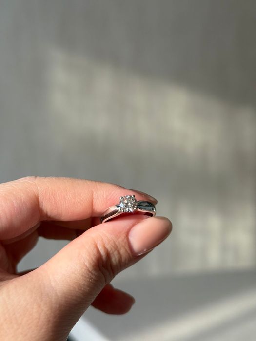 Продам золотое кольцо с бриллиантом.