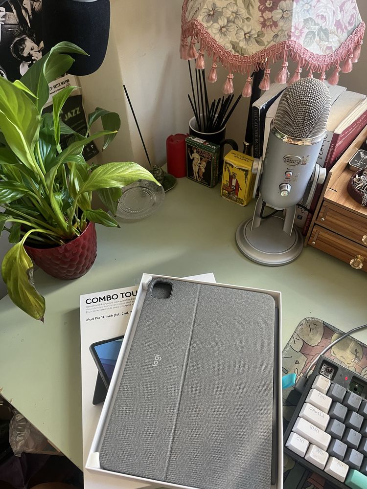 Logitech Combo Touch клавиатура за iPad 11-inch (1st-4th gen)