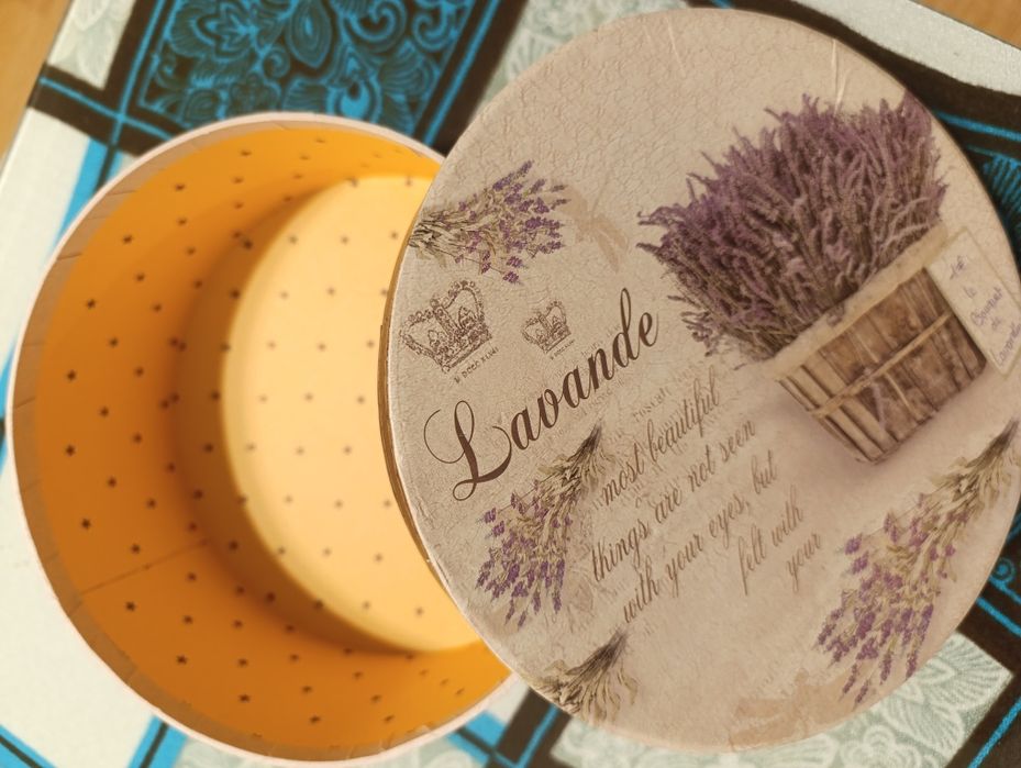 2 cutii rotunde  din carton, cu capac și una dreptunghiulara