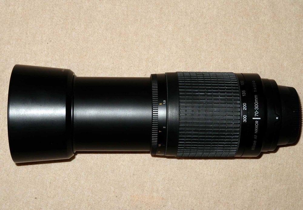 Obiectiv Nikon 70-300 f/1,4-5,6 folosit putin
