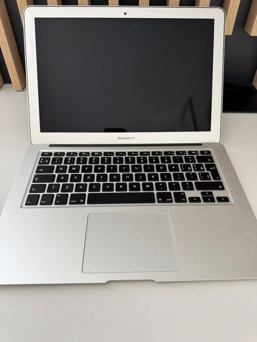 MacBook Air 13” (2017) – i5 / 8GB RAM / 128GB SSD