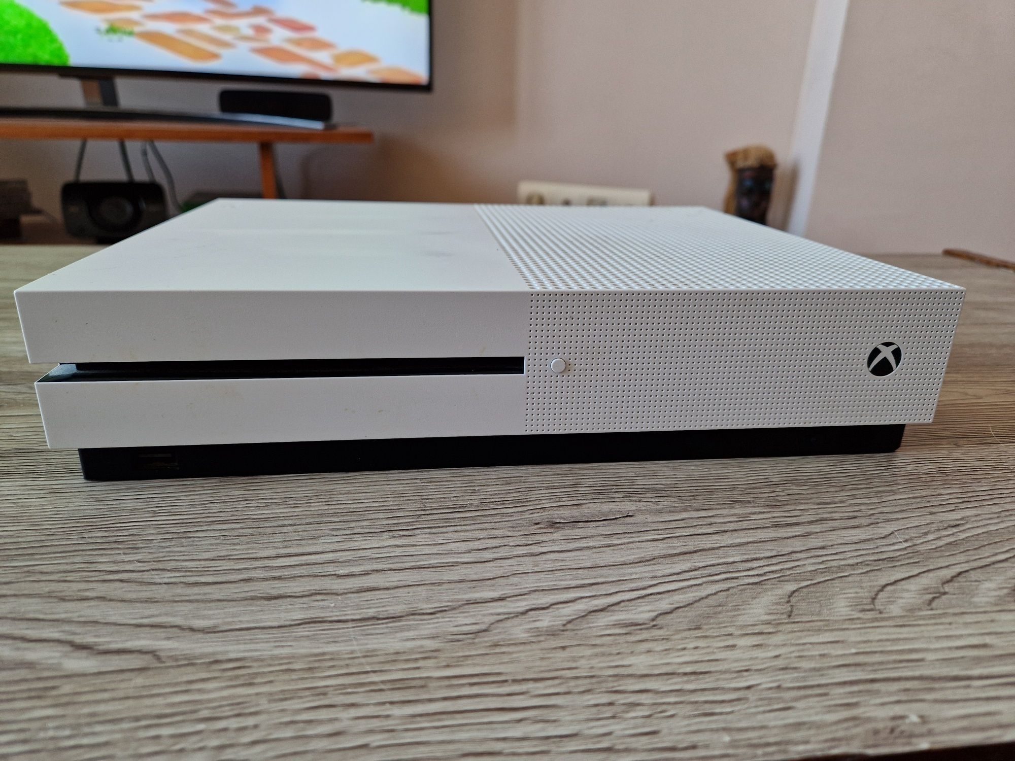 Xbox One S 1 tb.