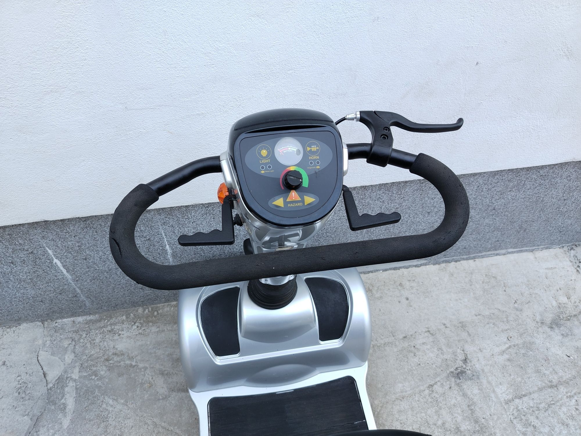 Cărucior scuter electric persoane cu dizabilități