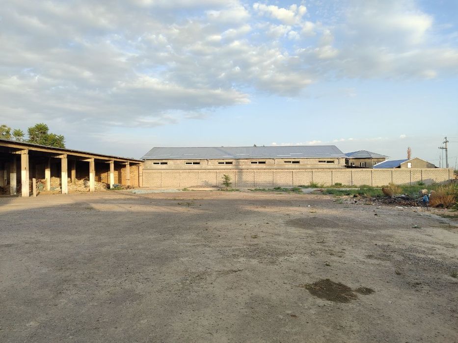 Noturar bino sotiladi