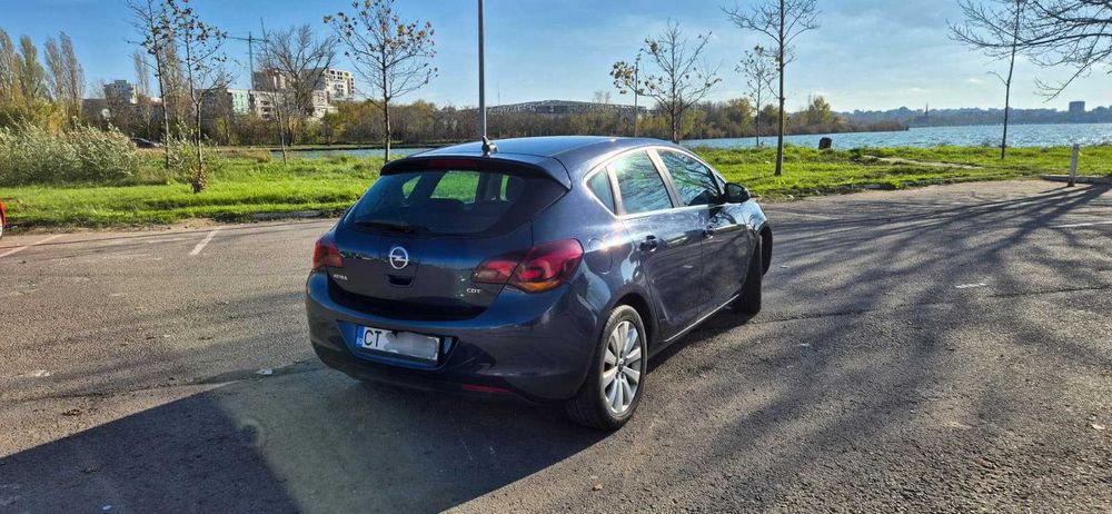 Vand Opel Astra J versiunea COSMO 1.7cdti, 110CP, fabricatie 2010
