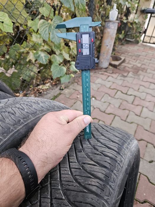 Vând 4 anvelope 215 55 R17