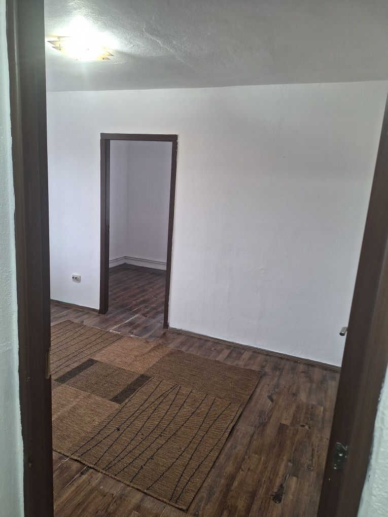 Apartament/Avrig Bl B2,Et 2~Zona Sticla,intrare cu interfon !