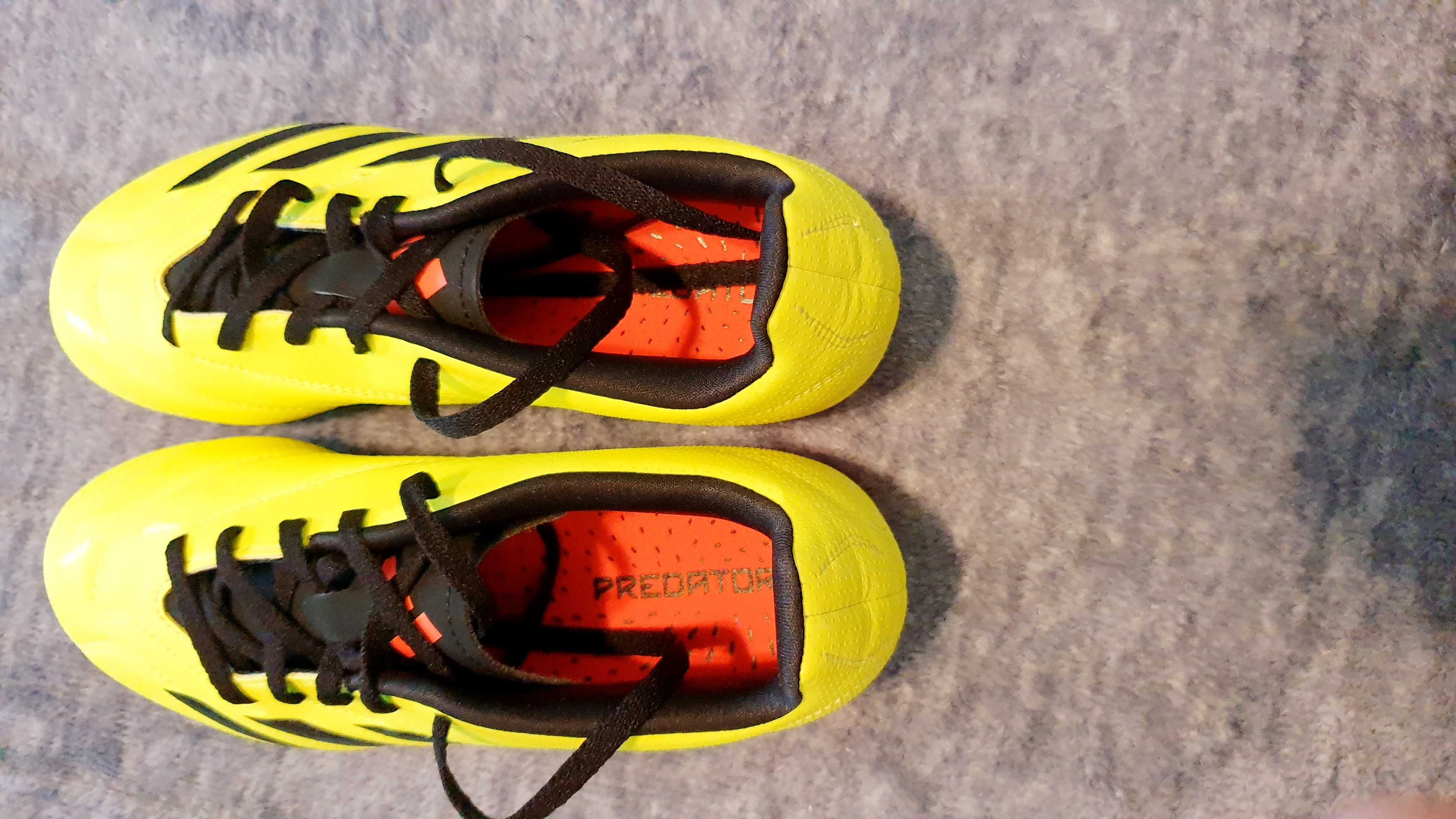 Ghete de Football Adidas Predator noi nouțe.