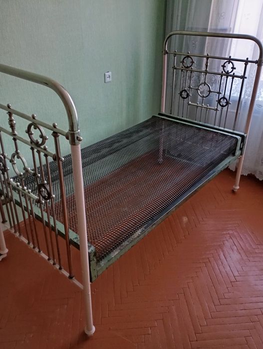 Продам кровать на панцирной сетке