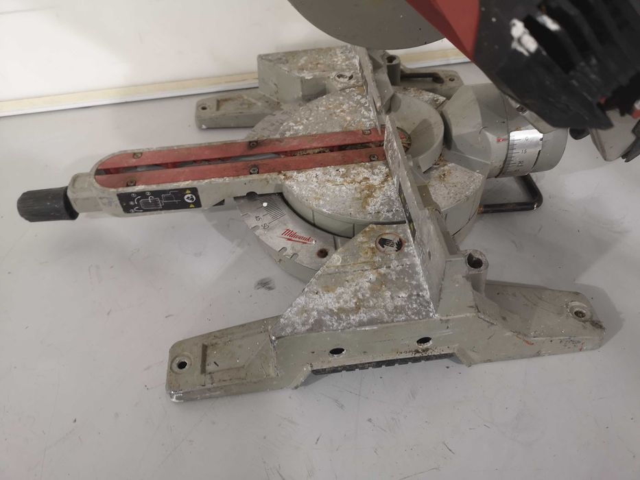 Циркуляр пендула - Milwaukee 18V \ 216mm