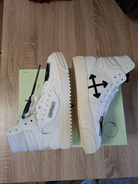 Off white 3.0 . 680 RON