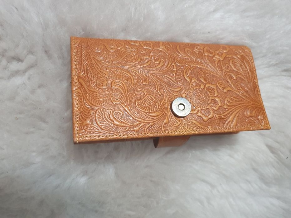 Дамски портфейли от естествена кожа