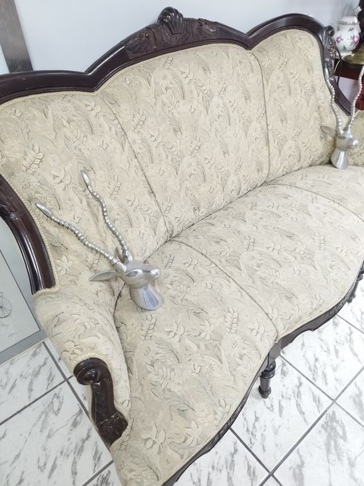 Антикварен френски ръчно резбован диван Наполеон Трети. 1848-1870
