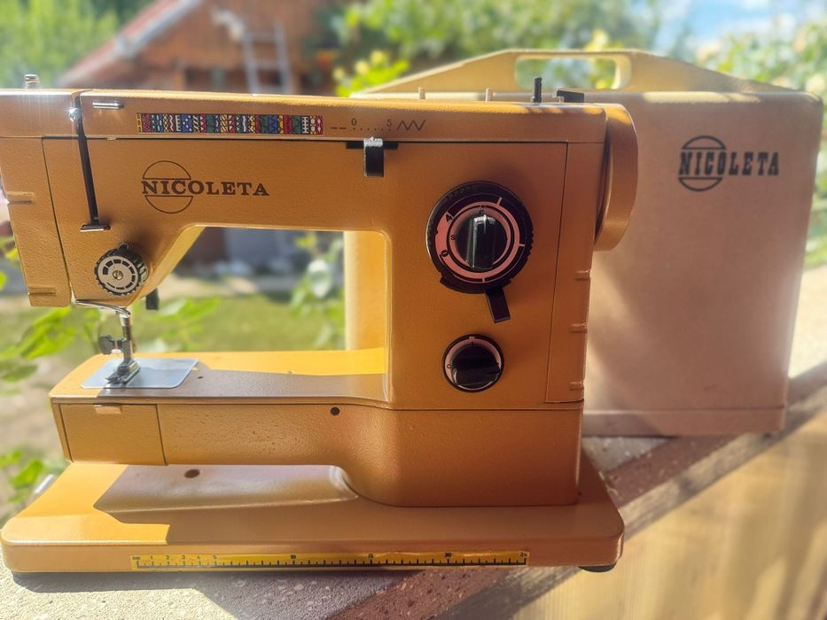 Masina de cusut Nicoleta stare perfecta si accesorii si cutie original
