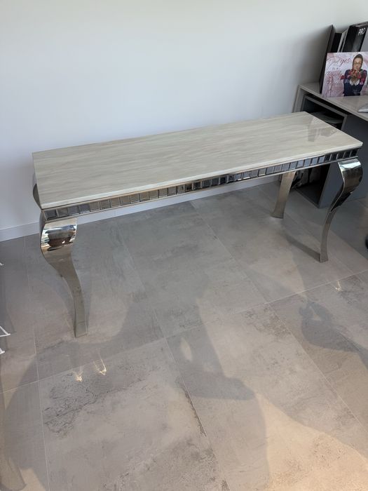 Маса с естествен мрамор и метална конструкция