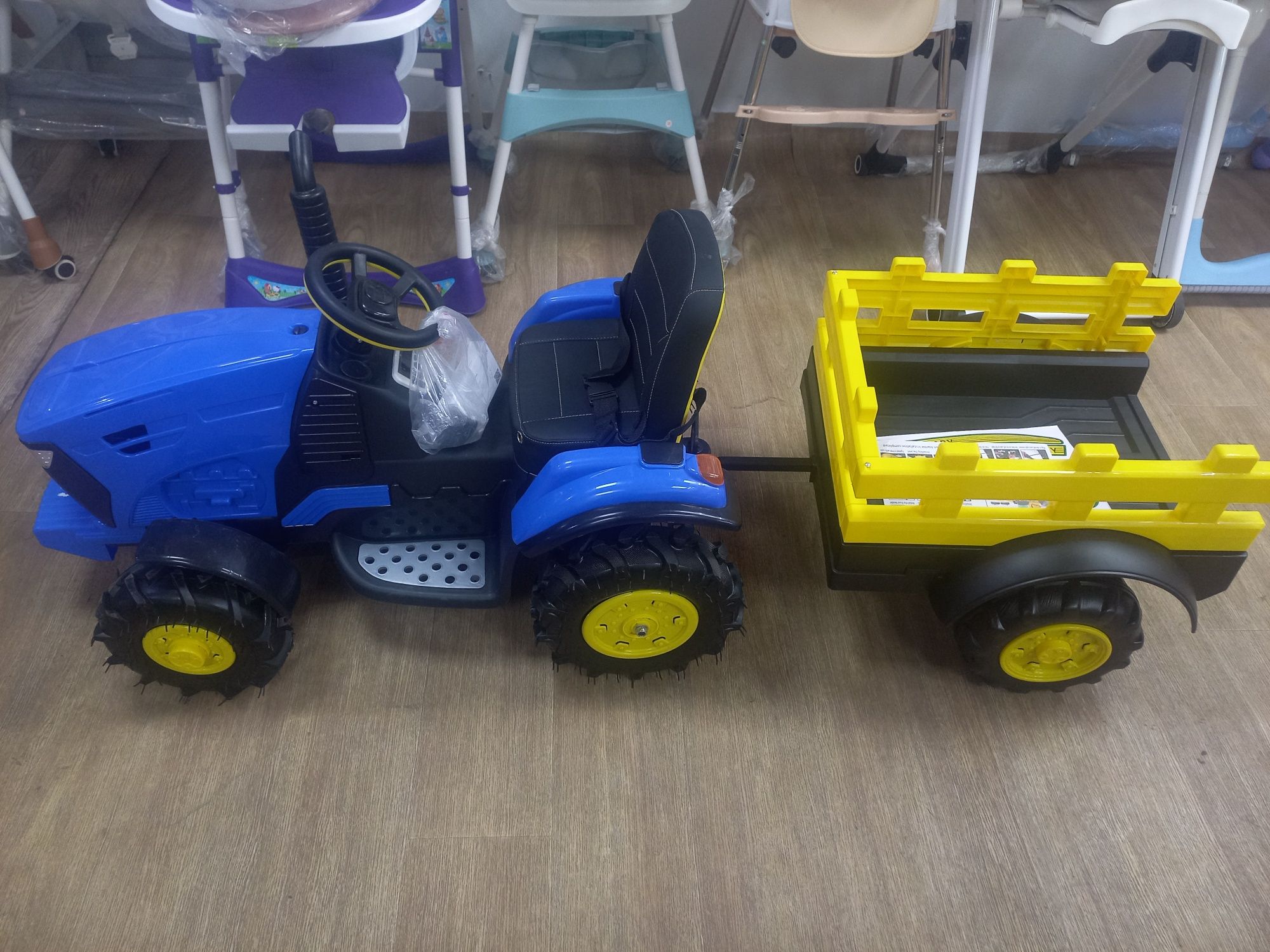 Детский синий трактор