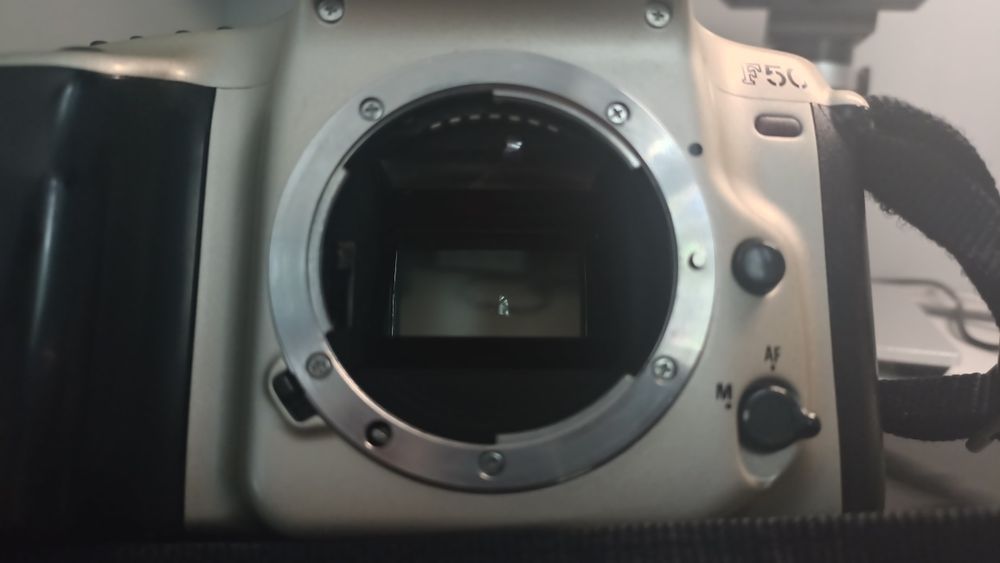 Aparat foto Nikon F50 pe film